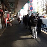 春木屋 - 帰りにも列ができていました