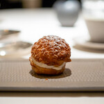 レストラン オオツ - 2021.12 茨城産淡雪（白いちご）と自家製カスタードクリームの焼き立てシュークリーム