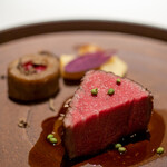 レストラン オオツ - 2021.12 静岡産黒毛和牛ヒレ フォンのソース 堀川牛蒡のビーツピュレ詰め