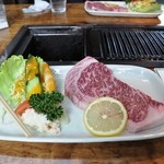 白老牛の店いわさき おもてなし亭 - 特選サーロインは200g。これにご飯とスープが付きます。