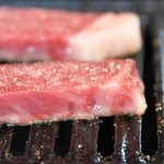 白老牛の店いわさき おもてなし亭 - 塩と胡椒をまぶして焼きます。どうです！これ！