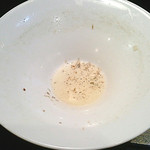 信濃神麺 烈士洵名 - 残った丼に節粉が浮いています。