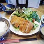 せせらぎ料理店 - 日替わりランチのロースカツ定食９００円