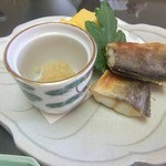 割烹旅館 若松 - ほっけ。もちろんあたたかい。奥は出汁巻玉子。大根おろしも上品