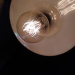 cafe 858 - 怪しげに灯るフィラメント電球風の照明