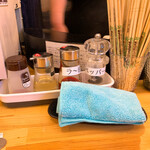 煮干らーめん 川むら - カウンター席。丁度、大将が横切った笑笑