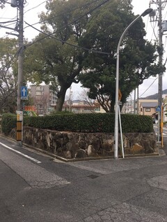 horumontempurayakinikuchikashi - 同店の前にある曙町の公園。一通を行けば