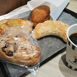 Bakery Factory - ごろっとビーフのカレーパン、大葉とチーズと甘辛ごぼう、くるみレーズン、サーモンポテトのピゼッタ