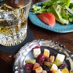 cafe 858 - おかわりのマッカラン・ドライフルーツのつまみとイタリアンサラダ。彩りがいいなぁ。多分アースカラーで揃えてるんじゃないか？