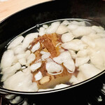 緒方 - ◎京都鷹峯産の大かぶらを砕いて、堀川ごぼうと合わせいる。昆布と鰹の出汁はいつも格別に美味い。