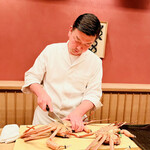 緒方 - ◎活きた「間人蟹」を調理していく。