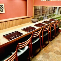 緒方 - ◎坪庭が見えるカウンター席は8席。