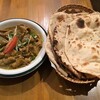 ナワブ - オジリ（モツカレー）、ロティ（全粒粉のパン）