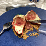 Patisserie TEN & - 食品サンプルのような菓子を割る