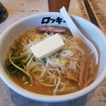 北海道ラーメン ロッキー秀 - 味噌ラーメン中盛りバタートッピング