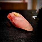 たかおか - 強い旨みの圧巻の金目。主張のあるシャリとの相性は金目が一番と思う。