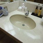 割烹旅館 若松 - 洗面スペース。綿棒、シャワーキャップ、ハンドソープ。ポーラの化粧水と乳液