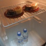 割烹旅館 若松 - 冷蔵庫の中。チーズオムレットショコラオムレットサービスの水