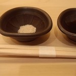鮨 生粋 - おつまみのお塩とお醤油。