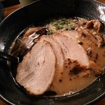 太陽軒 - 濃厚黒らーめん＋チャーシュー