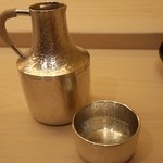 鮨 生粋 - 燗酒（賀茂鶴）。