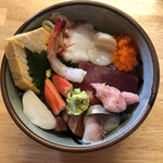 寿司孝 - ランチ海鮮丼。¥800(税込)サラダ、コーヒーゼリー、せんべい、コーヒーが付きます。