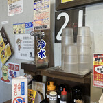 天下一品 大国町駅前店 - テーブルには冷水サーバー