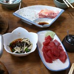 すき焼･鍋物 なべや - とりあえず、の３品は、定番マグロの剥き身、河豚川の湯引き、鯨のベーコン、大瓶を飲みながらこれらをつまんで鍋が煮えるのを待ちます