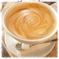 アニヴェルセル カフェ - カフェオレ。砂糖なしで全然飲めるまろやかさ