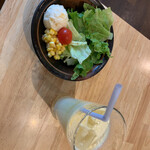 Soup Curry 笑くぼ - サラダとマンゴーラッシー