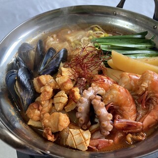 たっぷり海鮮とホルモンのボリューミー鍋がおすすめ◎