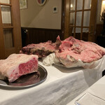 ウシマル - 本日のお肉を見せにきてくれました