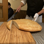 ウシマル - テーブル横に持ってきてカットしてくれます