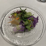 ウシマル - 地場野菜（パクチー・菜の花・コウサイタイ・ヤーコン・紫白菜・つる菜・紫カリフラワー）自家菜園のロマネスコソース