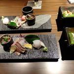 個室和食 紅炉庵 - 「とらふぐてっちり鍋」と「黒毛和牛トロと牛タンの鉄板焼き」コース（お料理4500円+ケーキお一人600円）：【造里】 天然鮮魚2種とふぐ皮湯引き（'12.12月より）