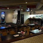 Darts Cafe TiTO PLUS - 右はオープンキッチンとカウンター席