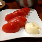 串かつ とさや - ブランドのトマトらしく、銘柄を印刷した紙が付いてます。