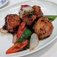 北京宮廷料理 涵梅舫 - 揚げ帆立貝柱の黒豆ソース炒め
