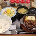 松屋 - 黒毛和牛と黒豚のハンバーグ定食(期間限定)ごはん大盛無料