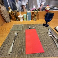 Ristorante 美郷 - カウンターのセッティング、目の前は厨房