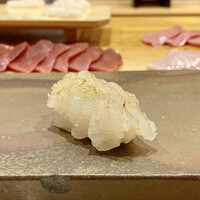 恵比寿 えんどう - 富山の白エビ
                    年内で猟期が終了する白エビを、握りの始めにいただけました。
                    ねっとりとした中に甘みが豊か、アルデンテのシャリと酢のバランスが種に優しく寄り添う塩梅、これが食べたかったのです♪