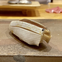 恵比寿 えんどう - 佐賀のコハダ
                      軽めに〆たコハダはあっさりとしてますが旨味はじっくりと感じられます。
                      このコハダにもシャリがちゃんと馴染むところが実にバランス良く取れています。