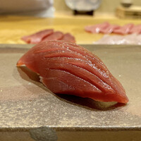恵比寿 えんどう - 大間の鮪 赤身 216kg
                    包丁を入れた身は柔らかく酸味も程よくあり、赤身らしい味わいが遠藤氏のシャリと抜群に合います！
                    さっぱりとして美味しい。