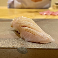 恵比寿 えんどう - 氷見の鰤
                    脂が乗ってますがとても上品な味わい。
                    この脂に大将のシャリが見事なマッチング、鰤がこんなに落ち着いた美味しさなのはあまり出会わないです♪