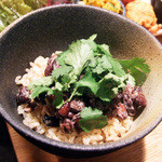 パクチー納豆と玄米ごはん