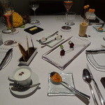 aperitif　いきなり美味しそうでタイプの違う前菜がテーブルを覆う