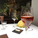 乾杯は強めのピンクが綺麗なシャンパン ロゼから。
          京都的な中庭に面した眺めが雰囲気を上げる