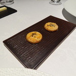 食前のおたのしみ。バター感たっぷりのクッキー？デニッシュみたいなもの