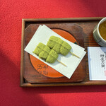 Honke Chikaraken - 三井寺辨慶力餅 二本 ほうじ茶付 360円