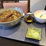 Ooshima ya - お水はセルフに変わってた
                        カレーの辛さと豚玉ねぎ甘さがうまい